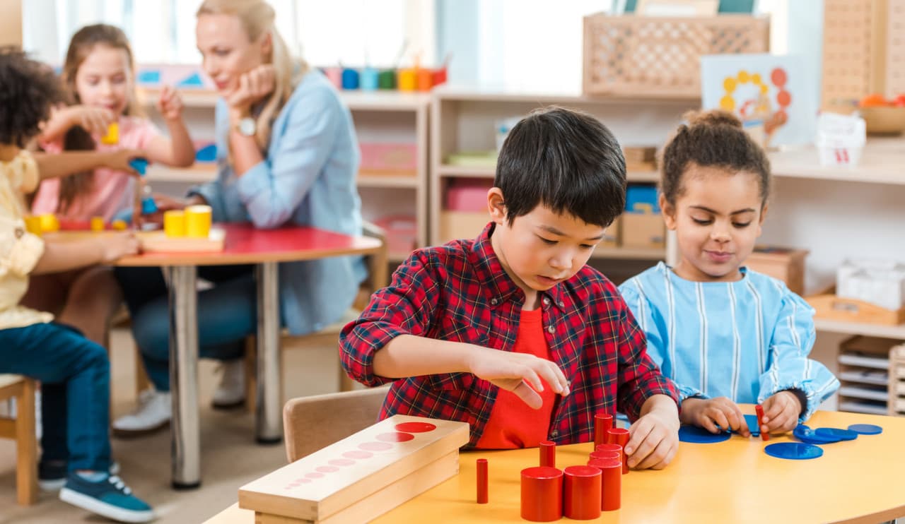 découvrez l'école montessori à bordeaux, un lieu d'épanouissement pour vos enfants où l'apprentissage par l'expérience et l'autonomie sont au cœur de notre pédagogie. offrez à votre enfant une éducation personnalisée et respectueuse de son rythme naturel.