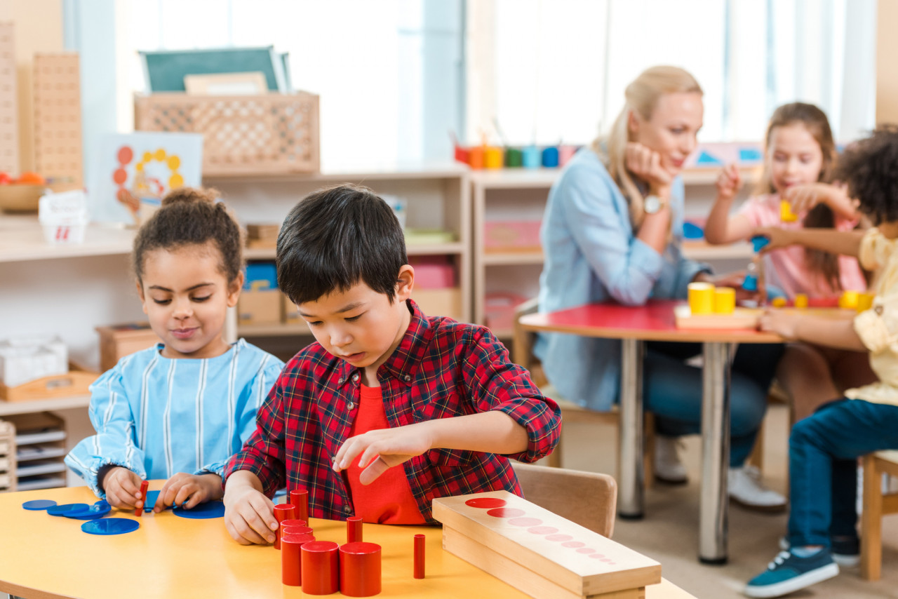 découvrez la méthode montessori, une approche éducative qui favorise l'autonomie et l'épanouissement des enfants à travers des activités pratiques et un environnement préparé, permettant ainsi un apprentissage naturel et respectueux de leur rythme.