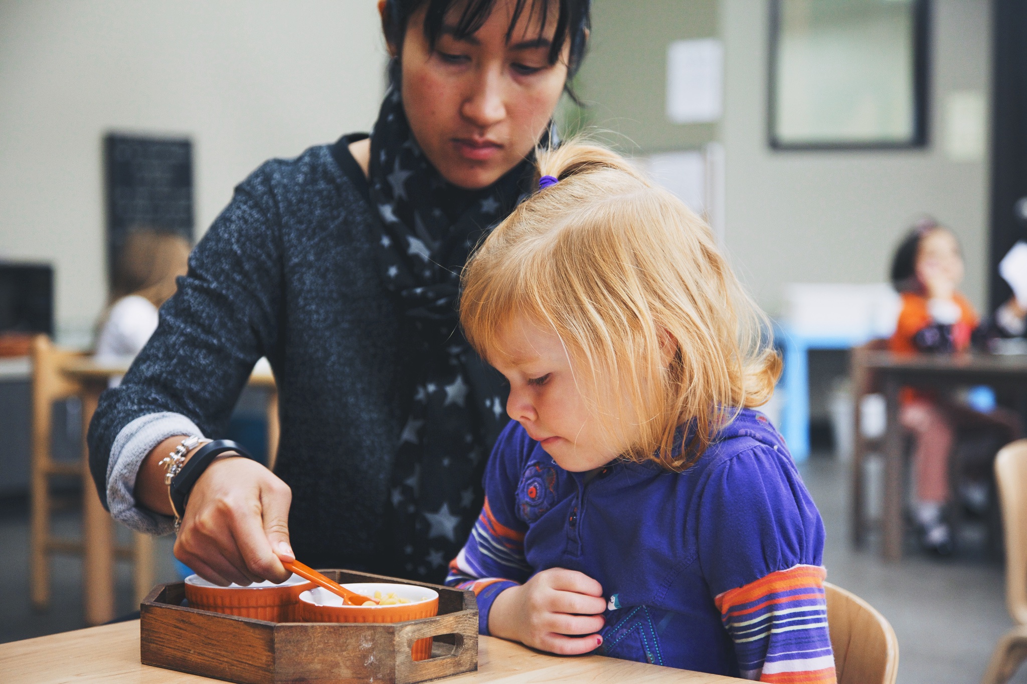 découvrez notre guide montessori complet, conçu pour aider les parents et éducateurs à comprendre et appliquer la méthode montessori. explorez des conseils pratiques, des activités adaptées à chaque âge et des ressources pour favoriser l'autonomie et l'apprentissage naturel de vos enfants.