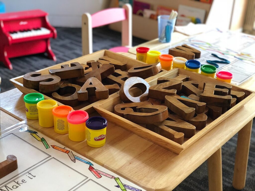 découvrez notre guide montessori complet pour éveiller l'apprentissage autonome de votre enfant. des conseils pratiques, des activités ludiques et des méthodes adaptées pour stimuler la curiosité et développer les compétences de votre petit.