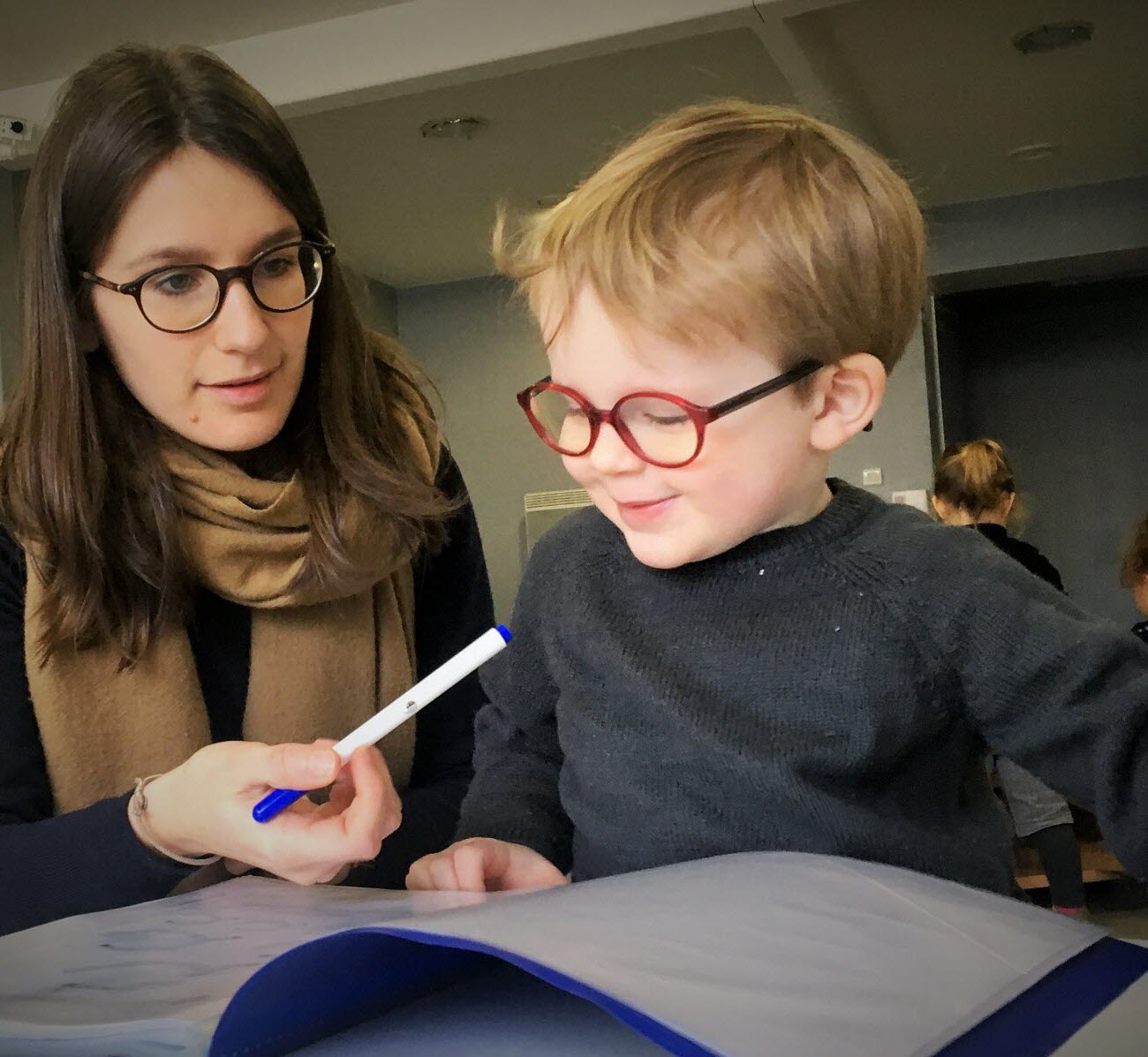 découvrez notre guide complet sur la méthode montessori, une approche éducative innovante qui favorise l'autonomie et le développement des enfants. apprenez comment appliquer cette méthode à la maison et à l'école pour encourager l'apprentissage par l'expérience.