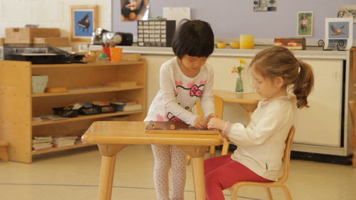 découvrez notre guide montessori complet, qui vous accompagne dans l'éducation et le développement de votre enfant. explorez les principes de la méthode montessori, des activités pratiques et des conseils pour favoriser l'autonomie et la créativité de votre enfant à la maison.