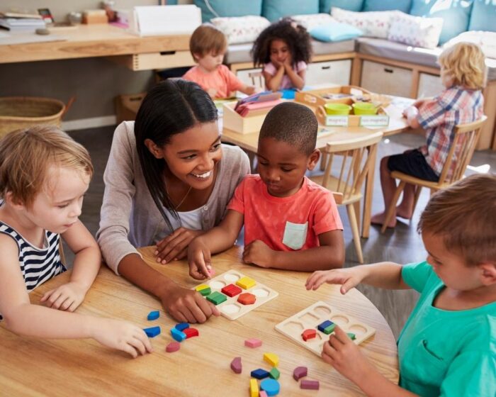 découvrez notre guide montessori complet, qui vous aidera à comprendre les principes de la méthode éducative montessori, à créer un environnement d'apprentissage stimulant et à accompagner le développement harmonieux de votre enfant.