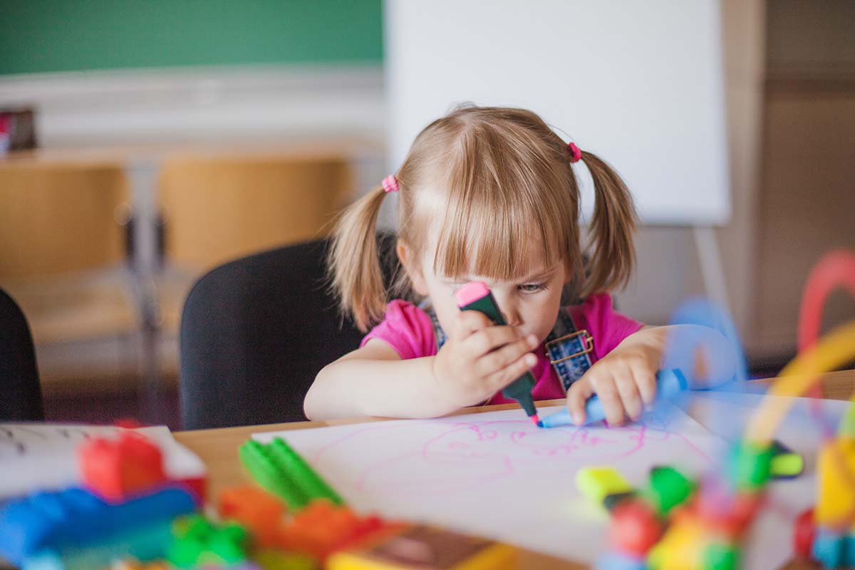 découvrez comment la méthode montessori révolutionne l'apprentissage à l'école maternelle en favorisant l'autonomie, la créativité et le développement individuel des enfants. explorez les principes et les activités qui stimulent leur curiosité et leur amour de l'apprentissage.