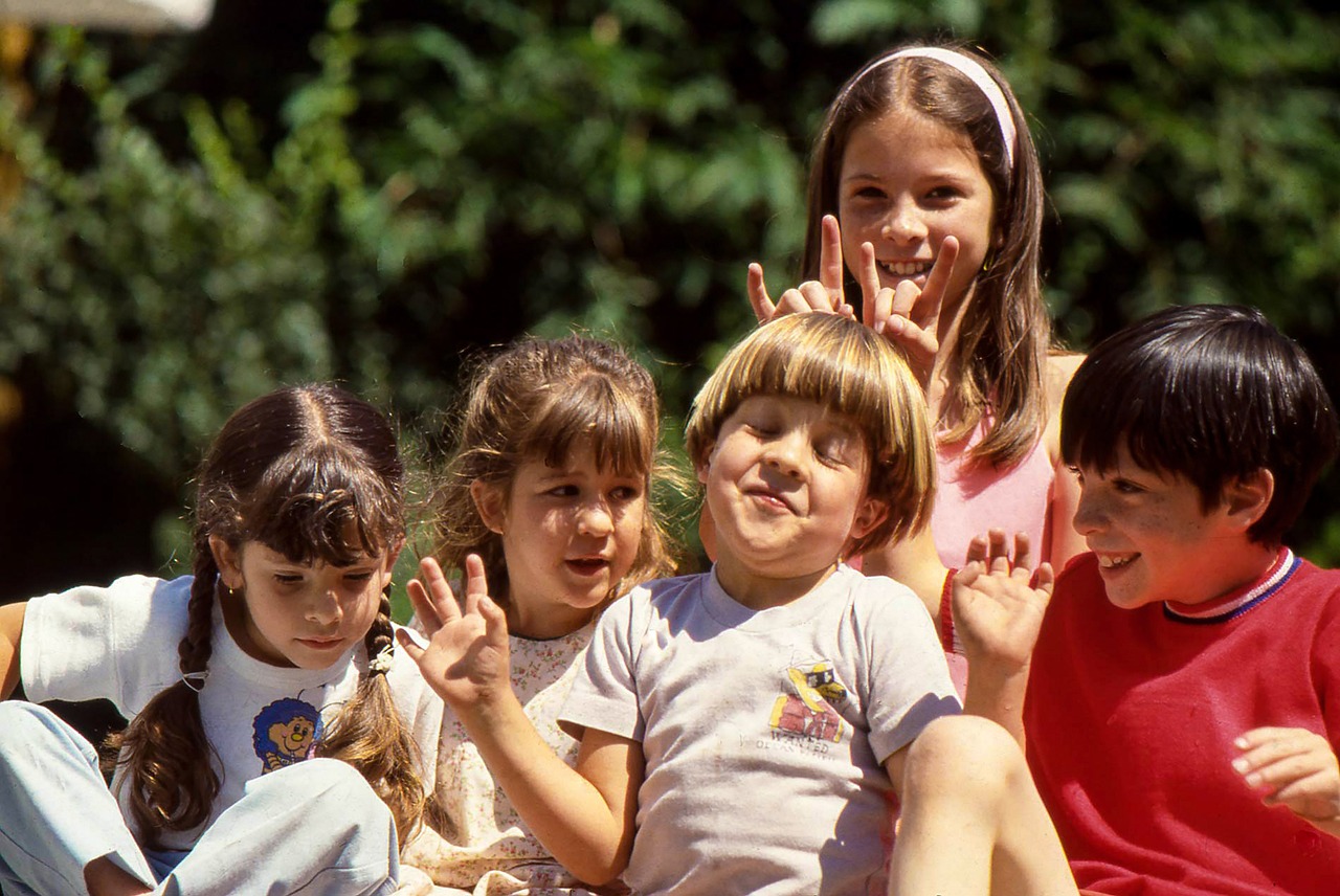 découvrez la roseraie montessori dédiée aux enfants, un espace magique où l'apprentissage des fleurs et de la nature se fait en toute liberté. offrez à vos petits explorateurs une expérience enrichissante qui stimule leur curiosité et leur créativité tout en développant leur sensibilité à l'environnement.