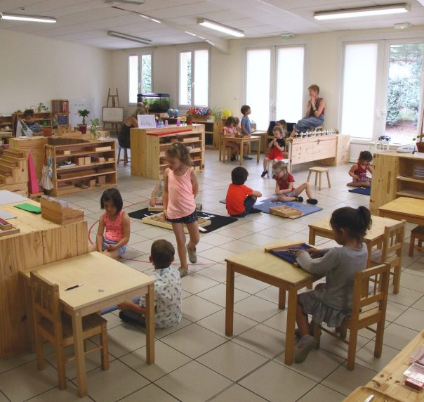 découvrez l'école montessori, un environnement d'apprentissage favorisant l'autonomie et la curiosité des enfants, où chaque élève évolue à son rythme grâce à une pédagogie adaptée et innovante.