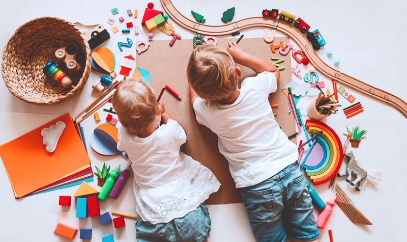 découvrez la méthode montessori, une approche éducative innovante qui favorise l'autonomie et l'épanouissement de l'enfant en respectant son rythme naturel. explorez ses principes fondamentaux et son impact positif sur le développement global des enfants.