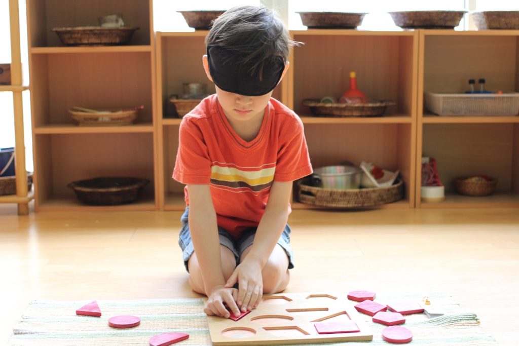 découvrez l'école montessori, une approche éducative innovante qui favorise l'apprentissage autonome et le développement personnel des enfants. plongez dans un environnement d'apprentissage stimulant où chaque enfant est encouragé à explorer et à grandir à son rythme.