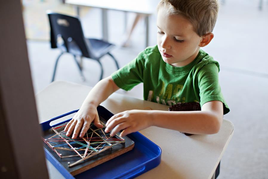 découvrez notre guide montessori, une ressource complète pour comprendre et appliquer les principes de l'éducation montessori. apprenez à favoriser l'autonomie, la curiosité et le développement de votre enfant grâce à des méthodes adaptées à chaque étape de sa croissance.