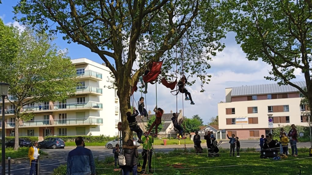 découvrez la maison des enfants à blois, un lieu d'éveil et de créativité dédié aux enfants. offrant des activités éducatives et ludiques, venez explorer un espace qui favorise le développement et le bien-être des plus jeunes, tout en renforçant les liens familiaux.